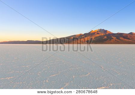 Salar De Uyuni,cerro Tunupa View