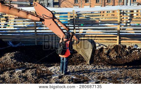 Iron Bucket Digging Machine. Wheel Loader, Dig The Ground. Digging Trenches For Laying Communication