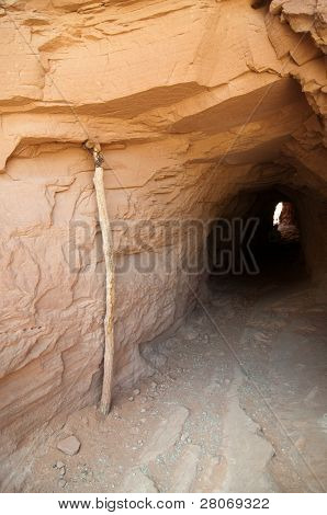 túnel de pedra esculpida