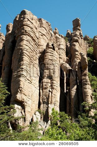 muro di formazioni rocciose torreggianti