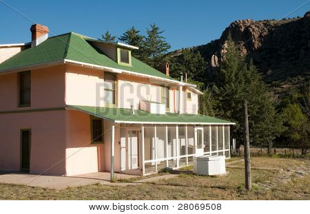 storica casa rosa e verde