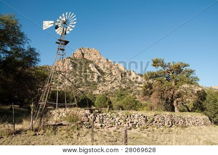 muro di pietra e metallo, mulino a vento