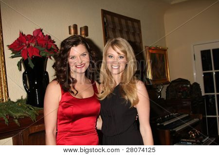 LOS ANGELES - DEC 17: Heather Tom, Kim Matula på 2011 Tom / Achor årlige julefrokost på Pri