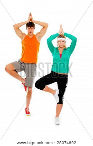 Fitness MÃ¤dchen und Mann in Sportkleidung tun des Yogas, isoliert auf weiss