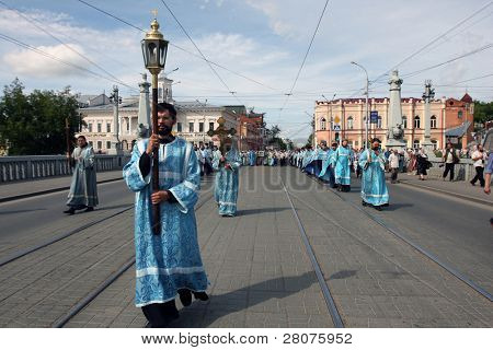 TOMSK, Rusia - el 9 de agosto: Ortodoxa procesión en Tomsk y celebraciones dedicadas a la segunda buscarEn