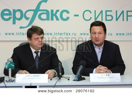 TOMSK, RUSSIA - 4 DEC: Office Manager Tomsk banca VTB-24 Nicholas Lysenin (L) e George Ageev (R)- 