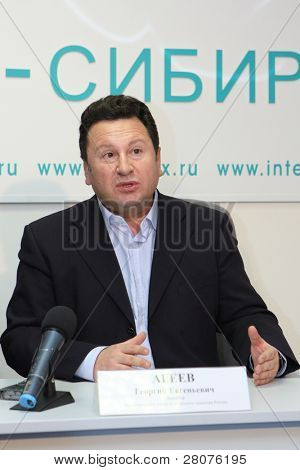 TOMSK, RUSSIA - 4 DEC: George Ageev - direttore dell'Orchestra Filarmonica Nazionale di Russia presso un