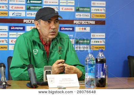 TOMSK, Rusland - 20 SEPTEMBER: Kurban Berdyev - trainer van FC Rubin (Kazan), op een persconferentie
