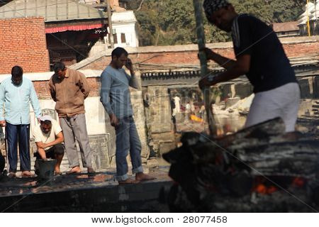 カトマンズ, ネパール - 1 月 2日: 火葬パシュパティナート寺院、銀行で中川 B の