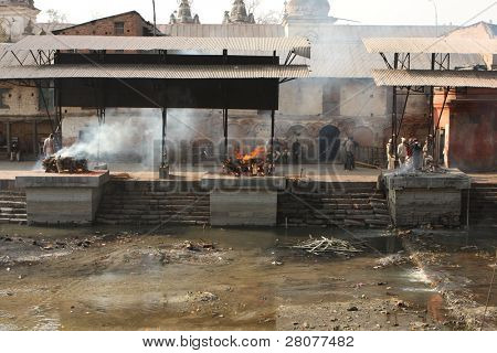 カトマンズ, ネパール - 1 月 2日: 火葬パシュパティナート寺院、銀行で中川 B の