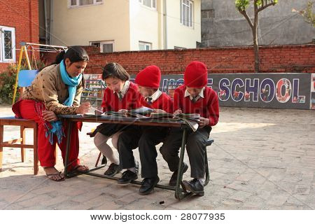 Kathmandu, Nepal Januar 1: ein Lehrer führt Lektionen in kleinen Grundschule 