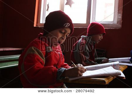 KATHMANDU, NEPAL - Januar 1: Schüler in eine Lehrstunde Unterricht in der kleinen Grundschule 