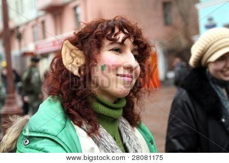 Moskwa, Rosja - 21 marca: Na Arbat Street oznaczenie St Patrick's Day, to stało się ostatnio Margo