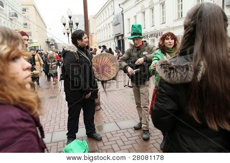 Moskwa, Rosja - 21 marca: Na Arbat Street oznaczenie St Patrick's Day, to stało się ostatnio Margo