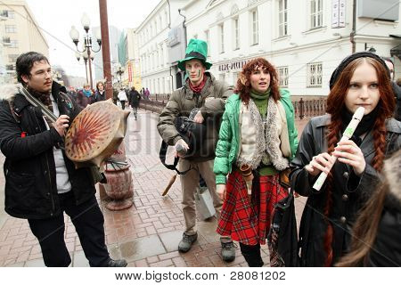 Moskwa, Rosja - 21 marca: Na Arbat Street oznaczenie St Patrick's Day, to stało się ostatnio Margo