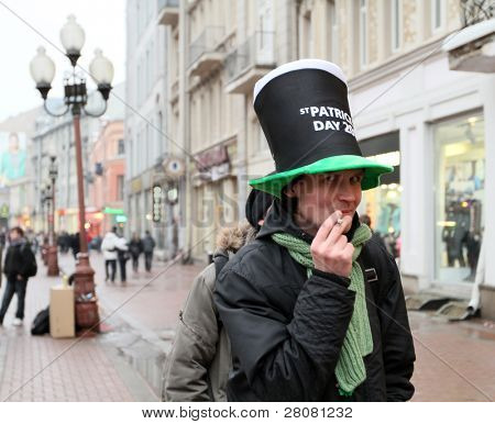 Moskwa, Rosja - 21 marca: Na Arbat Street oznaczenie St Patrick's Day, to stało się ostatnio Margo
