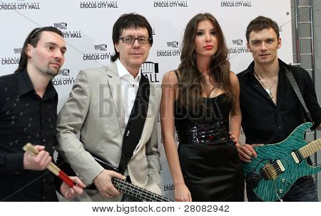 มอสโก - 18 เมษายน: สตูดิโอ A วงดนตรีที่ปฐมทัศน์ kompozitor Raimonds พอลส์และกวี Ilya Reznik 