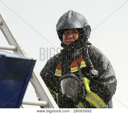 Moscou - 30 avril : Les pompiers d'extinction d'incendie au restaurant flottant sur le Berezhko Viking