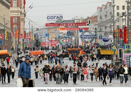 Moskva - 1. května: Jednotné Rusko strana a vláda-spojené s odbory se do ulic značku M