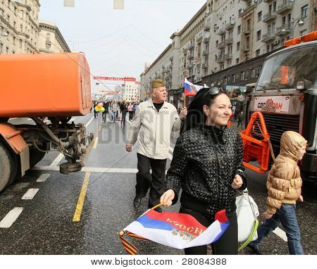Moskva - 1. května: Jednotné Rusko strana a vláda-spojené s odbory se do ulic značku M
