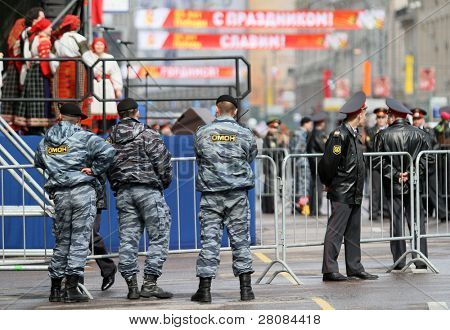 Moskva - 1. května: Jednotné Rusko strana a vláda-spojené s odbory se do ulic značku M