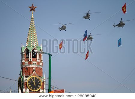 Mosca - 9 maggio: Multiuso elicotteri MI-8 Mosca sulla Piazza Rossa durante la parata militare dedicat