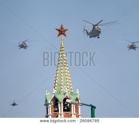 Mosca - 9 maggio: Multiuso elicotteri MI-8 Mosca sulla Piazza Rossa durante la parata militare dedicat