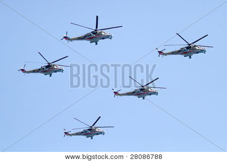 Moskva - 9 maj: MI-8 MP helikoptere flyve over rød firkant under den militærparade dedicat