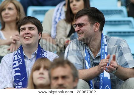 Moskau - Mai: Fans beim Spiel der 11. Runde der russischen Fußball-Premier League - Dinamo Mosc