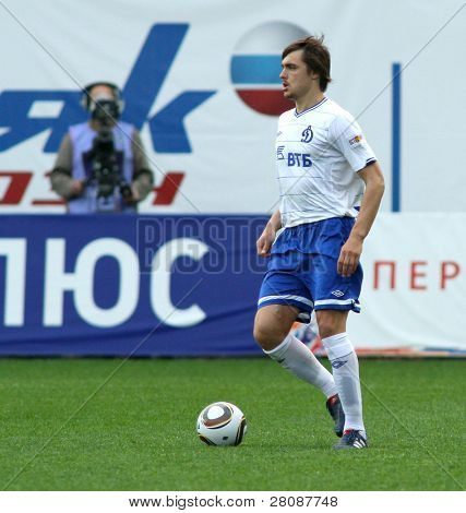 Moscovo - 15 de maio: Defensor do Dinamo Aleksandr Epurjanu em um jogo da 11ª Jornada do futebol russo