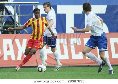 Moskva - maj 15: Alania's defender Abdoul-Jørgen Winnie (L) i et spil af den ellevte runde af russiske Foo