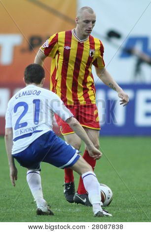 Moscou - 15 de maio: Defensor de Alania Ivan Ivanov (25) em um jogo da 11ª Jornada do futebol russo 