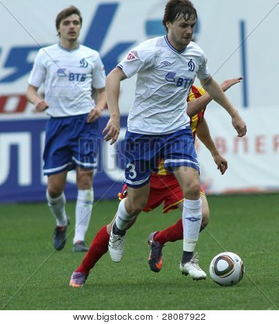 Mosca - 15 maggio: Difensore della Dinamo Vladimir Granat (R) in una partita del round 11 di russo Footba