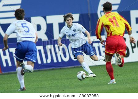 Mosca - 15 maggio: Difensore della Dinamo Vladimir Granat (C) in una partita del round 11 di russo Footba