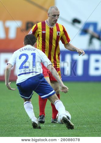 Moscou - 15 de maio: Defensor de Alania Ivan Ivanov (25) em um jogo da 11ª Jornada do futebol russo 