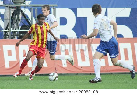 Moskva - maj 15: Alania's defender Abdoul-Jørgen Winnie (L) i et spil af den ellevte runde af russiske Foo