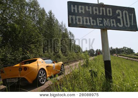 DMITROV, Rusland - 13 juni: En uidentificeret deltager når toppen i Lotus Exige i den første C