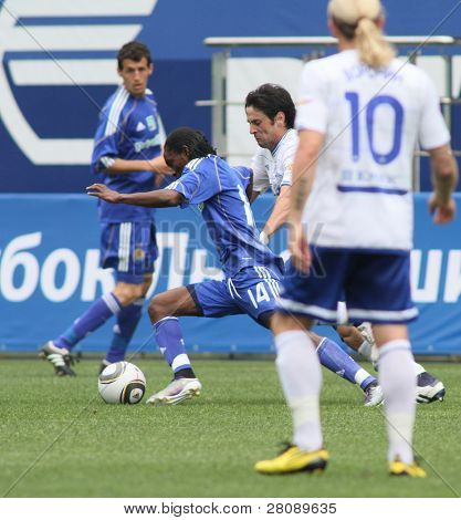 Moskwa - 3 lipca: Dynamo Kijów pomocnik Frank Temile (14) w VTB Lew Jaszyn Cup: FC Dynamo Mos