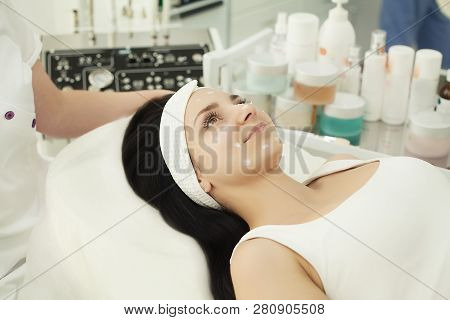 Girl At Spa Salon. Beautician Applying White Cosmetic Powder