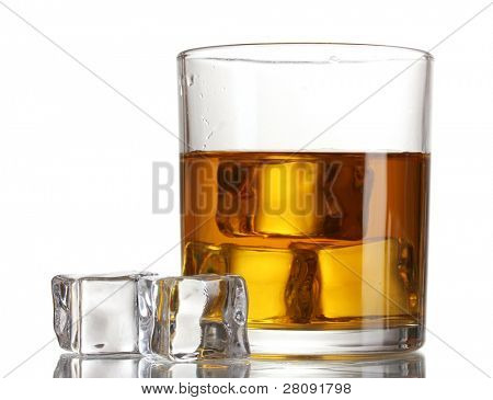 verre de whisky et de la glace isolé on white
