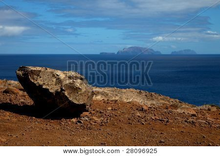 มาเดราดูชายฝั่งหมู่เกาะ Desertas ที่ขอบฟ้า