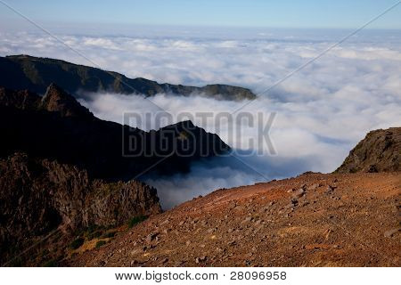 ภูเขาของไอซ์แลนด์เหนือเมฆที่ Pico ทำ Areeiro และ Ruivo