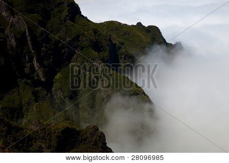 ภูเขาของไอซ์แลนด์เหนือเมฆที่ Pico ทำ Areeiro และ Ruivo
