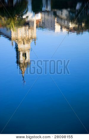 vand refleksion af Arcos de Valdevez gamle churc på Vez floden