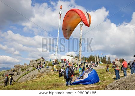 CALDELAS, PORTUGAL - 1. maj: Paragliding Festival Icaro de Caldelas 2010, i nordlige Portugal, 1