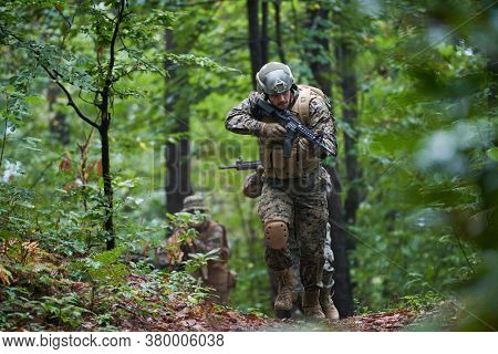 Modern warfare Soldiers  Squad Running as Team in Battle Formation