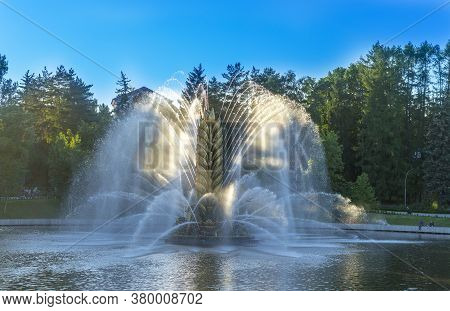 Moscow, Russia - June 16, 2020: Kolos Fountain (spike) In A Large Pond. Vdnh Is Popular Historical P