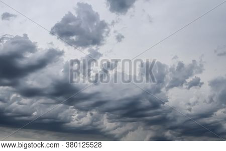 Stunning Dark Cloud Formations Right Before A Thunderstorm