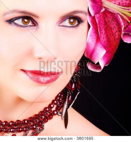 Femme avec beau maquillage et accessoires