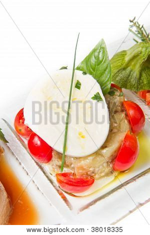 Mozzarella con pomodori antipasto